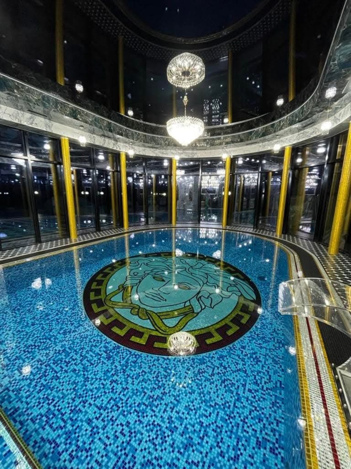 Piscine intérieure terminée et mise en lumière